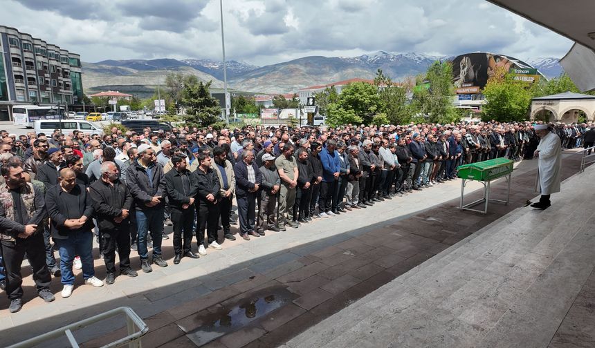 Erzincan'da İş Dünyasını Yasan Boğan Veda! Feridun Akpınar Dualarla Toprağa Verildi