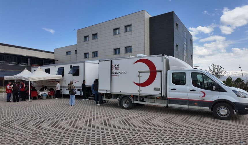 Erzincan’da İyilik Mesaisi: Gençler Kan Vermek İçin Kuyruğa Girdi!