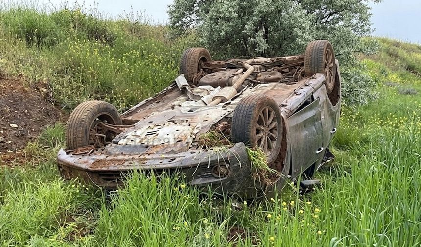 Erzincan’da Otomobil Şarampole Devrildi: 4 Kişi Yaralandı