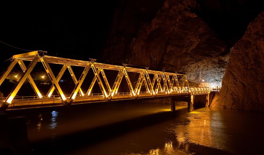 Kemaliye’de Gece Turizmi Başladı: Şırzi Köprüsü Işıl Işıl Oldu!
