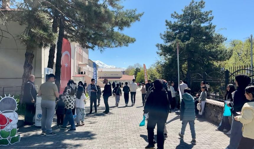 Erzincan'da yüzlerce ortaokul öğrencisi sınavda ter döktü