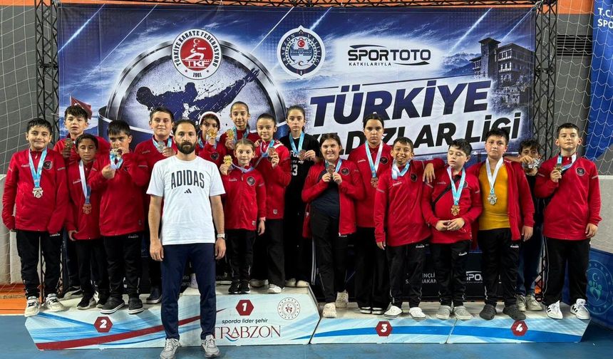 Erzincanlı karatecilerden 28 madalyalık büyük başarı