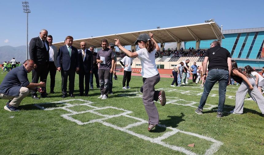 Erzincan'da yüzlerce öğrenci geleneksel oyunlarla buluştu
