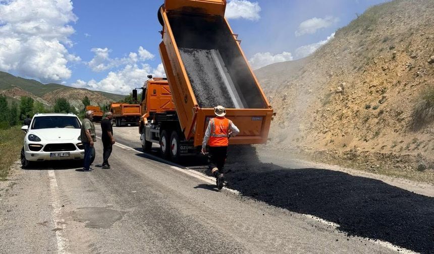 Erzincan'ın ilçe yolu yeniden asfaltlanıyor...