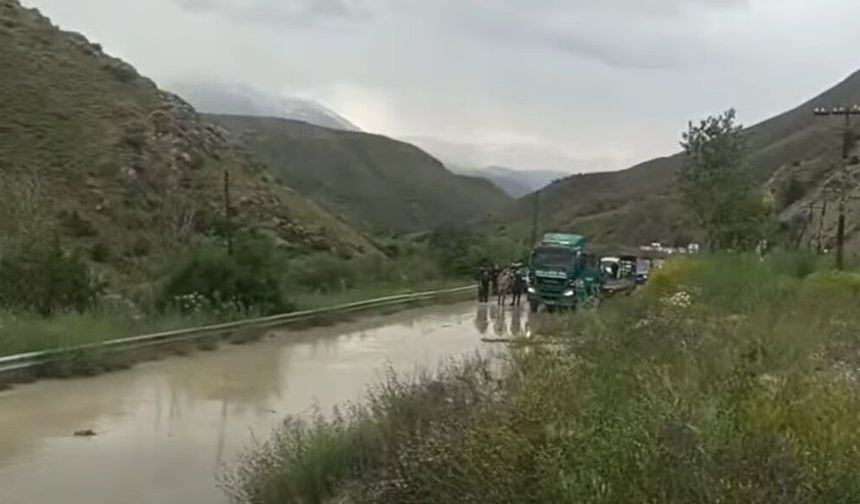 Erzincan'da Sel Nedeniyle Karayolu Trafiğe Kapandı...