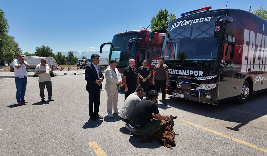 Şampiyonluk Mesajı Yeni Otobüsle Geldi! Erzincanspor'dan Dualarla Yeni Sezon Startı