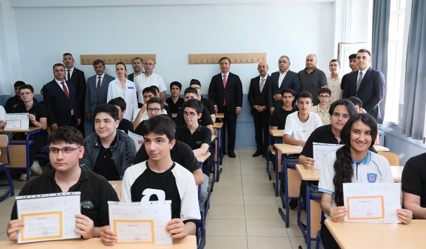 Erzincan'da karne sevinci: Vali başarılı öğrencileri ödüllendirdi