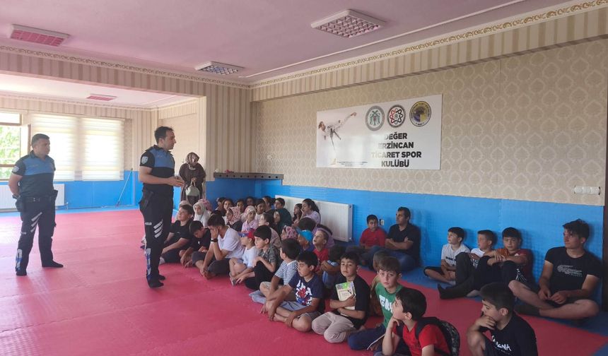 Erzincan'da Polis Ekiplerinden Öğrencilere Güvenlik Bilgilendirmesi
