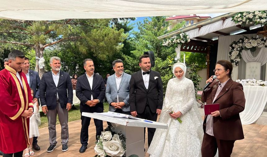 Eski Bakan Derya Yanık Erzincan'daki Düğün İçin Geldi