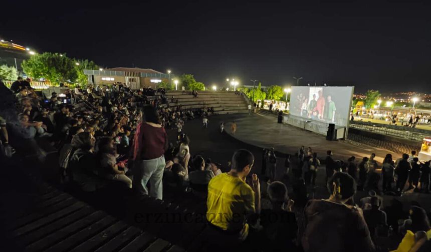 Erzincan'da Açık Hava Sinema Gecelerine Yoğun İlgi