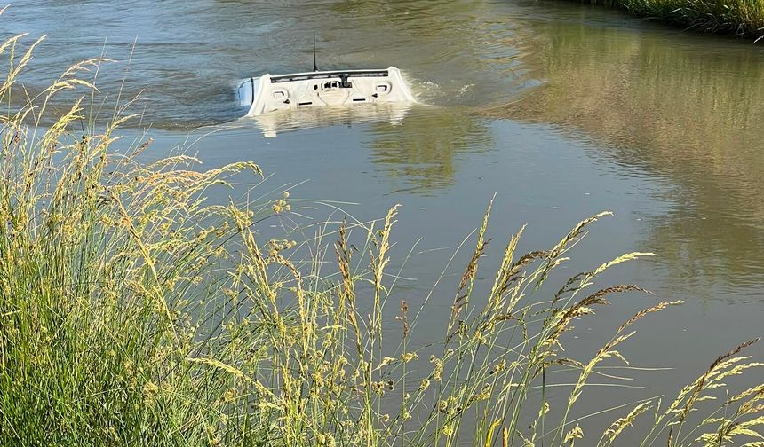 Erzincan'da korkutan kaza: Araç Kanal Uçtu