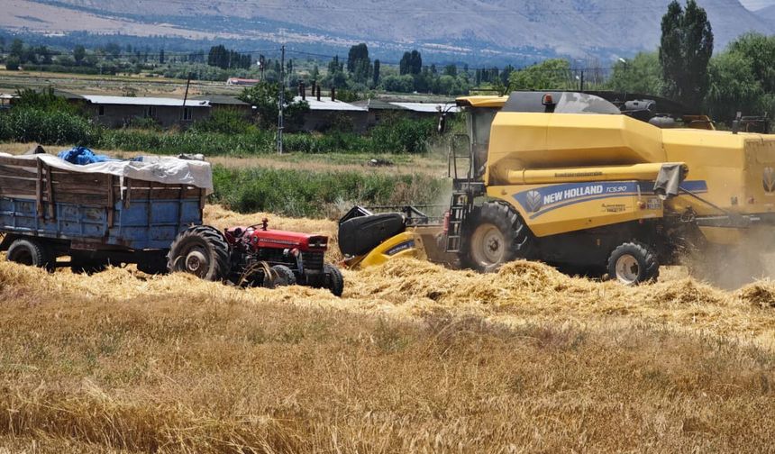 Erzincan'da Biçerdöver Tarlaya İndi