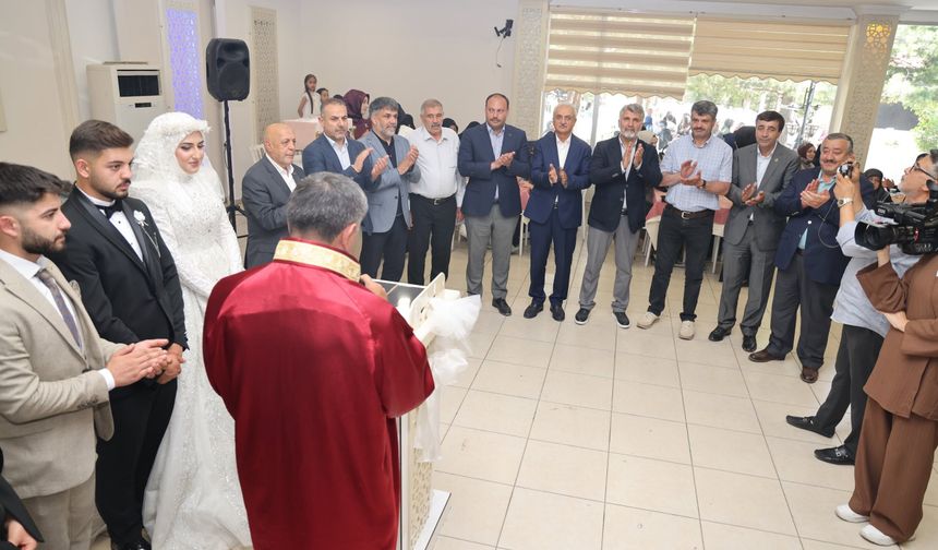 Erzincan Bu Düğünü Konuşuyor! Protokol ve İş Dünyası Aynı Nikâhta Buluştu