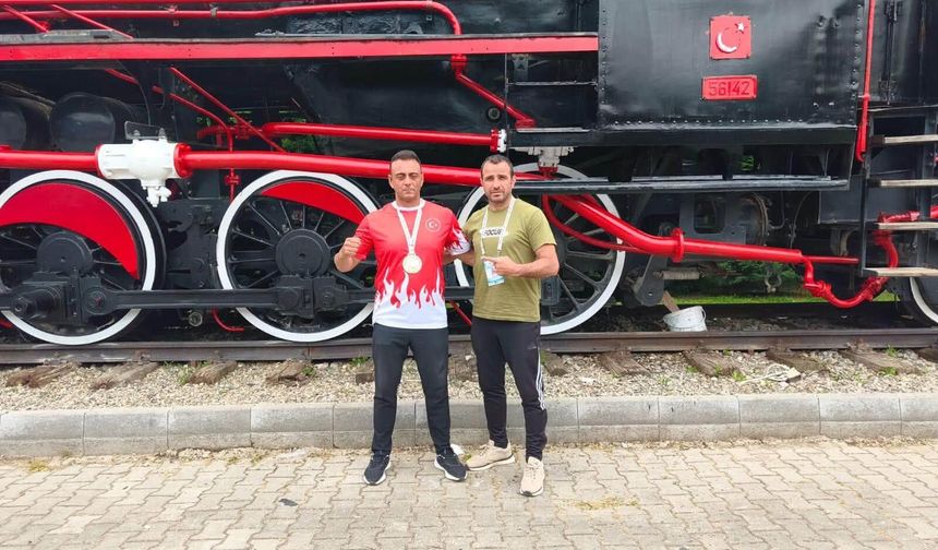 Erzincan'ın Altın Yumruğu Türkiye Şampiyonu Oldu