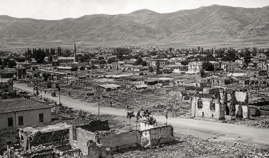 Erzincan'ın Yeniden Doğuşunda Görev Alan Valiler...