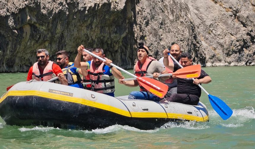 Kemaliye’de Duygu Dolu Bot Yarışı