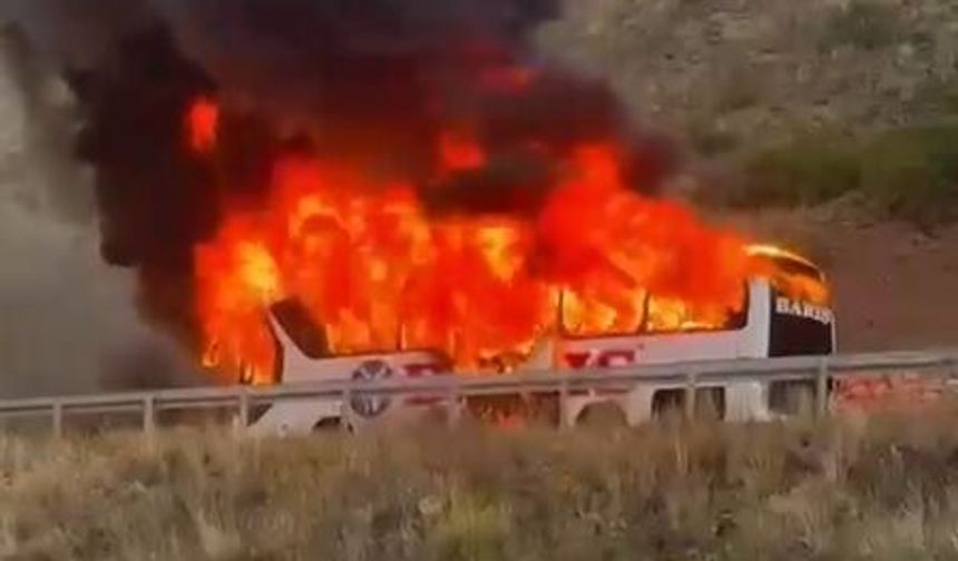 Erzincan'da Seyir Halindeki Yolcu Otobüsü Alev Alev Yandı! İtfaiye Zamana Karşı Yarıştı