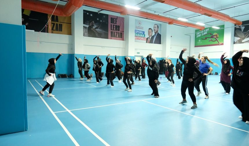 Demirkent Bünyami Sudaş Spor Salonu Yazın da Dolup Taşıyor