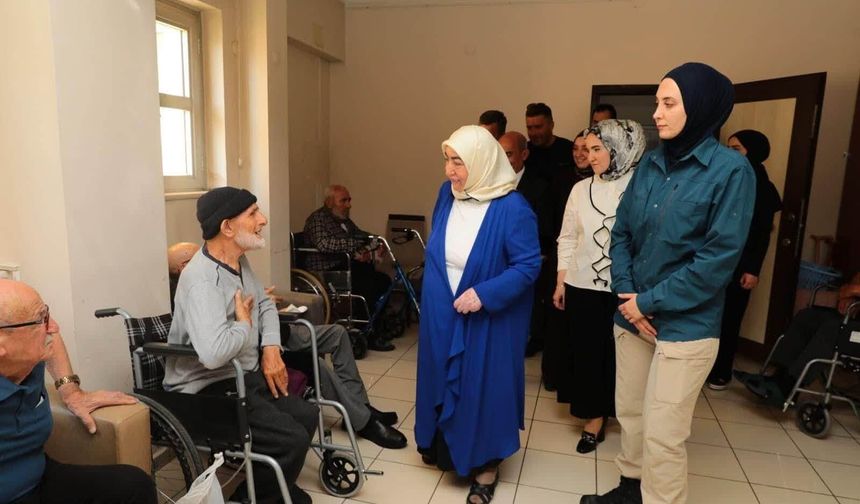 Semiha Yıldırım'dan Erzincan Huzurevine anlamlı ziyaret