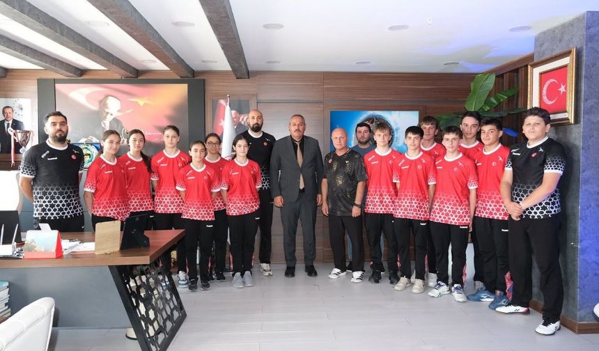 Erzincan'da Kamp Yapan Milli Badmintonculara Ziyaret