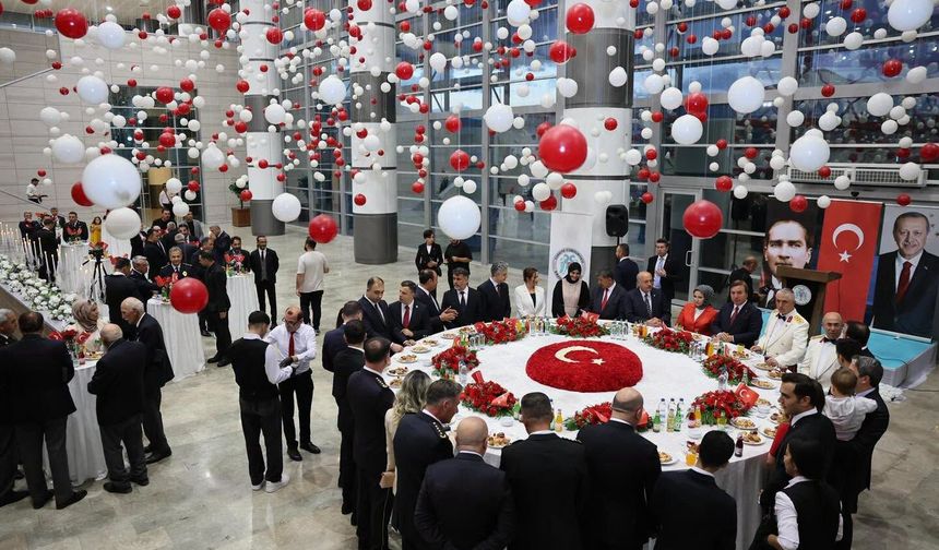 Erzincan’da Zaferin 104. Yılı Coşkusu: Protokol Aynı Sofrada Buluştu
