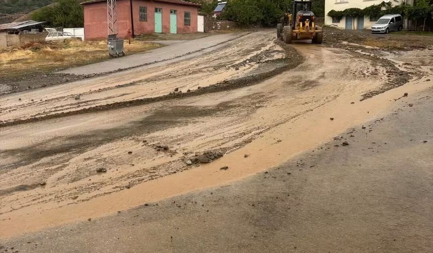 Bayırbağ’da Sağanak Dehşeti! Köy Yolları Sele Teslim Oldu