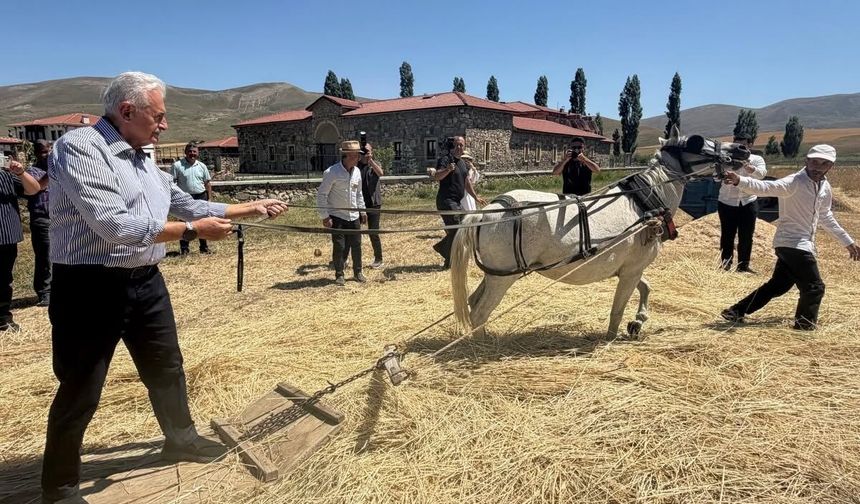 Toprağın Kokusu Çocukluğunu Hatırlattı: Binali Yıldırım'dan Duygu Dolu Anlar