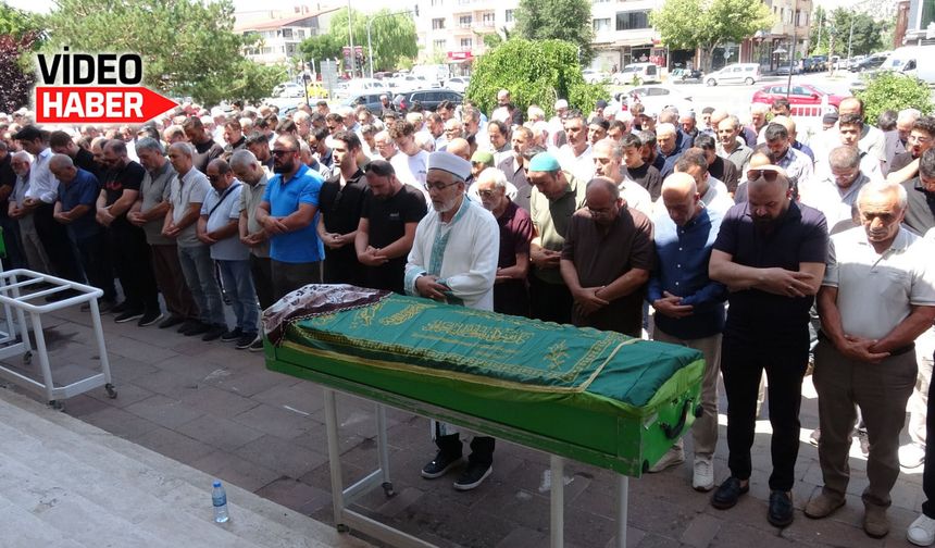 Erzincanlı Gazeteci Alparslan Kanmaz’ın Annesi Son Yolculuğuna Uğurlandı