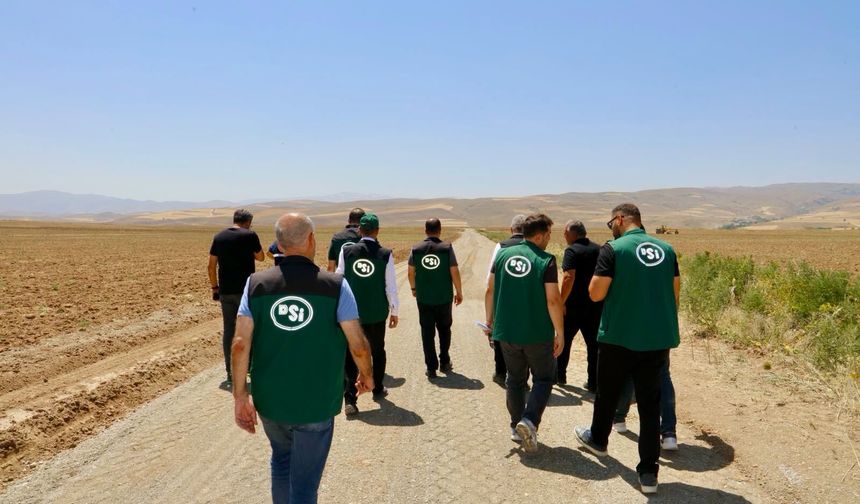 DSİ Heyeti Erzincan'da Arazi Toplulaştırma Sahasında