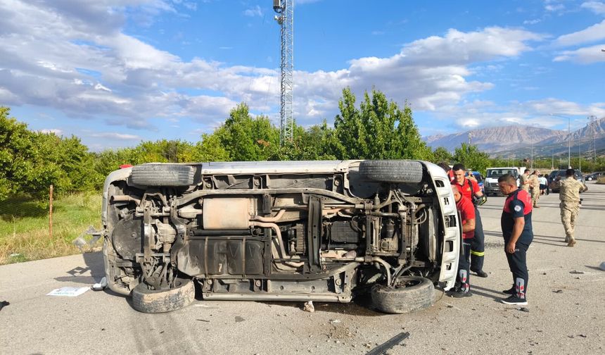 Erzincan’da Direksiyon Hâkimiyetini Kaybeden Sürücü Kaza Yaptı
