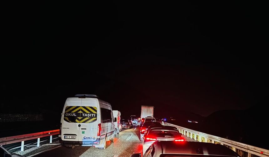 Erzincan-Refahiye Yolunda Heyelan Alarmı! Araçlar Yolda Mahsur Kaldı