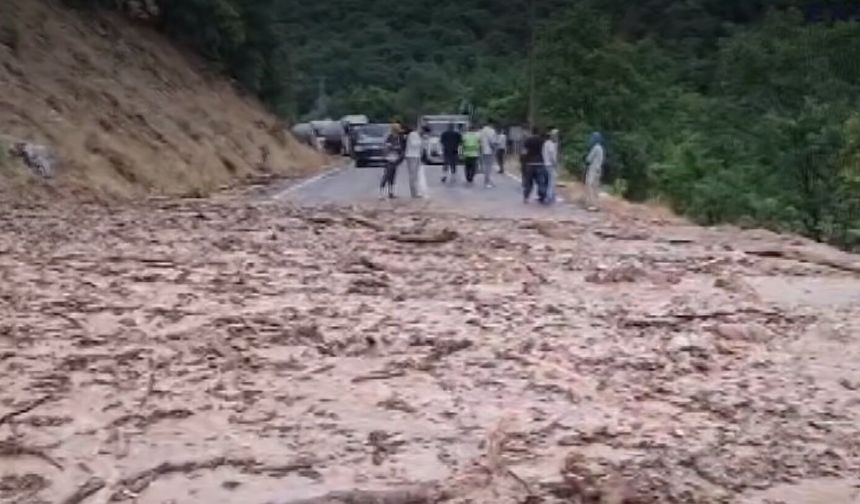 Erzincan Yolunda Heyelan Alarmı! Uzun Araç Kuyrukları Oluştu
