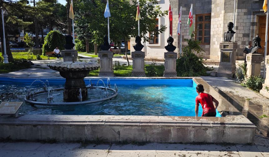 Erzincan’da Çocuklar Süs Havuzlarında Serinledi