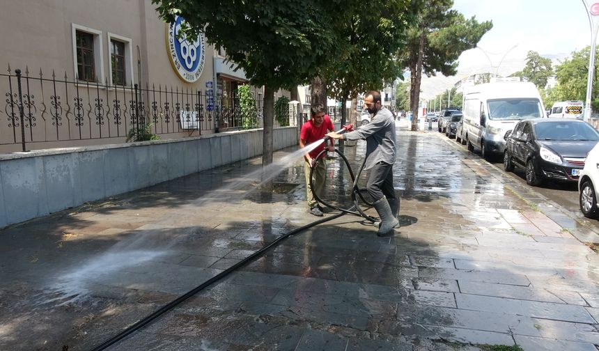 Erzincan’da Kaldırımlarda Dikkat Çeken Temizlik Mesaisi