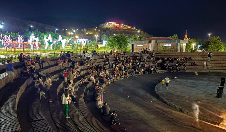 Esentepe'de Yaz Akşamları Sinema Coşkusuyla Şenleniyor