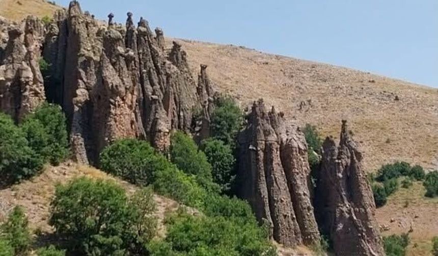 Erzincan Sınırındaki Bu Vadiyi Gören Dönüp Bir Daha Bakıyor!