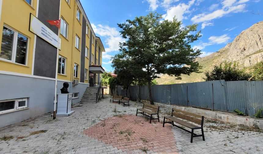 Kemaliye’de Tehlike Kapıda! Öğrencilerin Yanından Geçtiği İstinat Duvarı Aylardır Bekliyor
