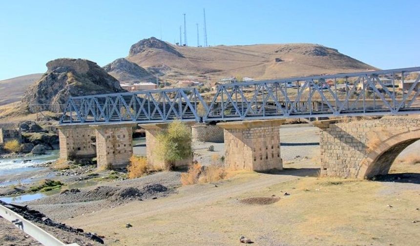 Kötür Kalesi'nin Sırrı! Erzincan'da Tarihî Yolun Başındaki Sessiz Kale