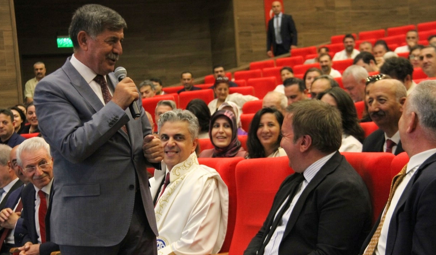 Rektörlük Devir Tesliminde Tebessüm Ettiren Siyaset Nüktesi