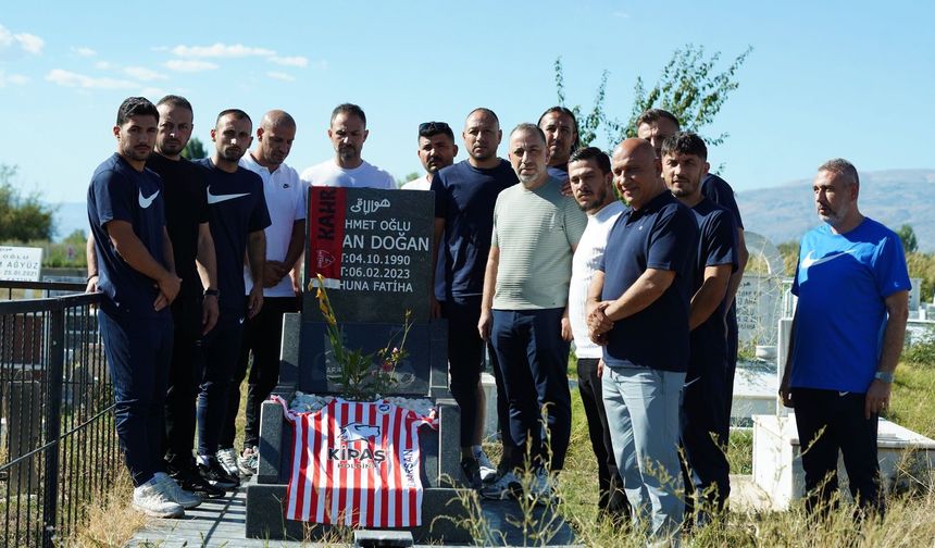 Kahramanmaraş sporcularından Hakan Doğan'ın Erzincan'daki kabrine duygusal ziyaret