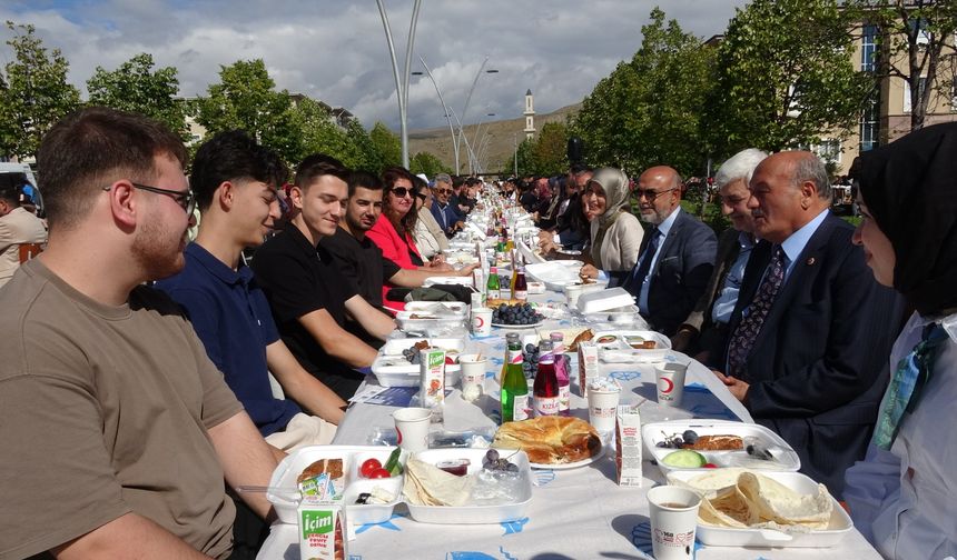 Binlerce Öğrenci Aynı Sofrada! Erzincan’da Üniversiteye Sıcak Karşılama