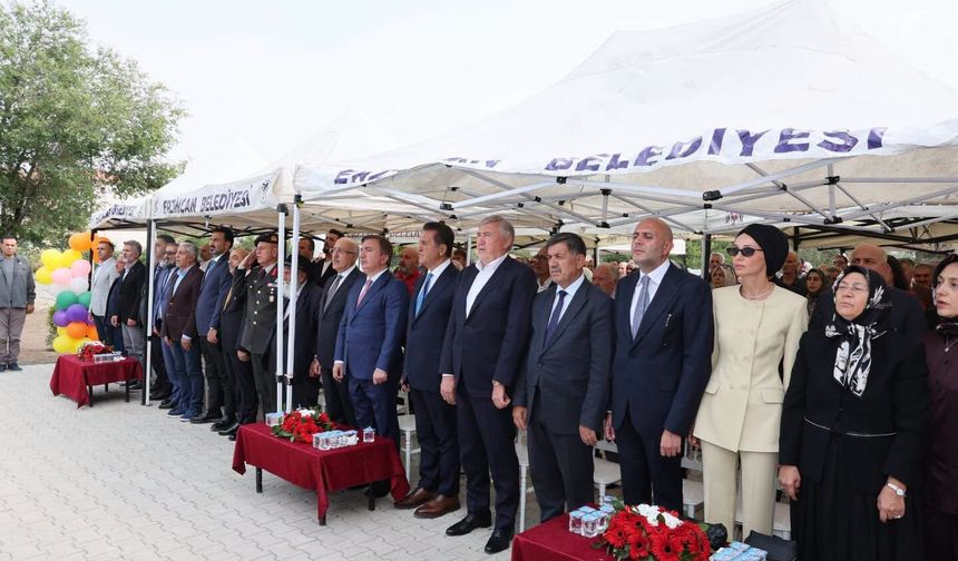 Erzincan Eski Milletvekili ve Ailesi Okul Yaptırdı...