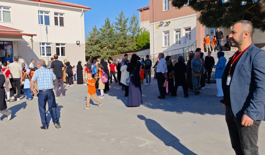 Erzincan’da Bahçe Görevlilerinin Mesaisi Başladı