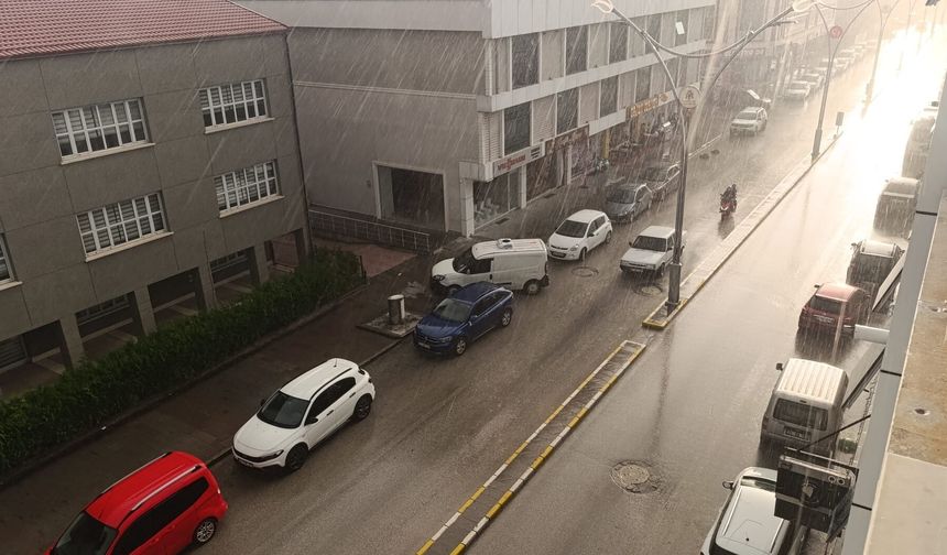 Erzincan’da Gök Delindi! Sağanak Şehri Esir Aldı
