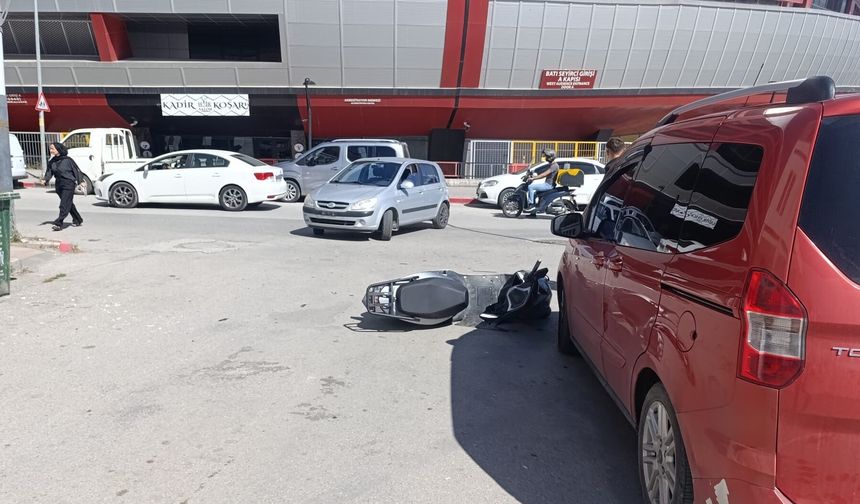 Erzincan’da Otomobil ile Motosiklet Çarpıştı!