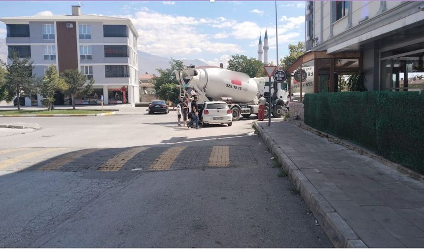 Erzincan'da Beton Mikseri ile Otomobil Çarpıştı