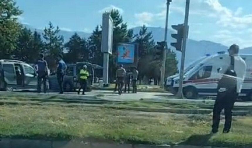 Erzincan'da Tedaş Kavşağı’nda Korkutan Çarpışma: 3 Yaralı