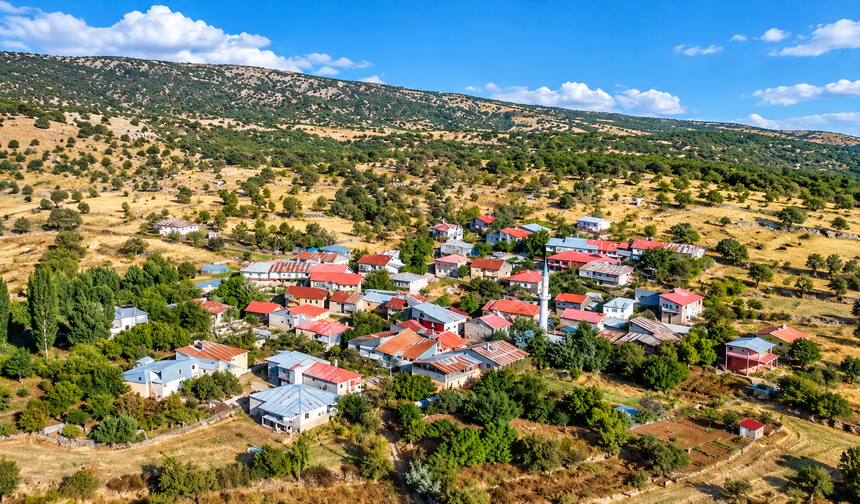 Erzincan’da Bu Köyde Dondurma Mevsimi Hiç Bitmiyor!