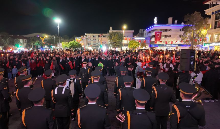 Erzincan’da Cumhuriyet Sevdası Sokaklara Taştı! Dev Türk Bayrağıyla Görsel Şölen