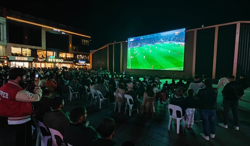 Erzincan’da Galatasaray Fırtınası! Dörtyol Meydanı’nda Şampiyonlar Ligi Coşkusu
